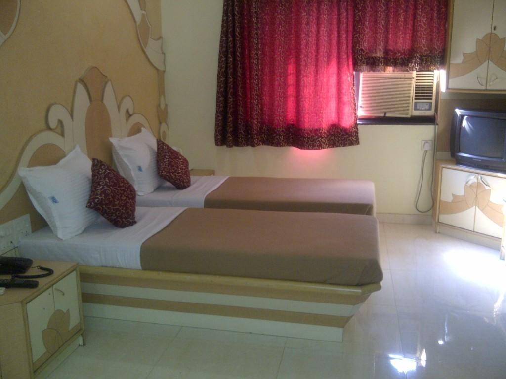 Om Sai Palace Hotel Pune Luaran gambar