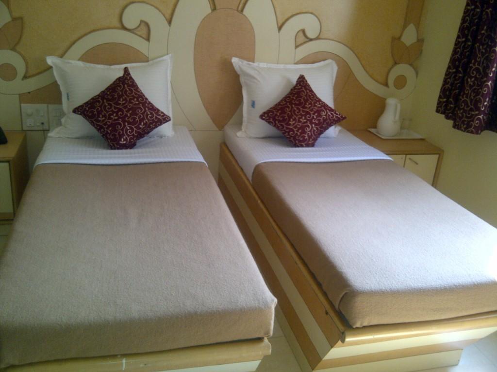 Om Sai Palace Hotel Pune Luaran gambar