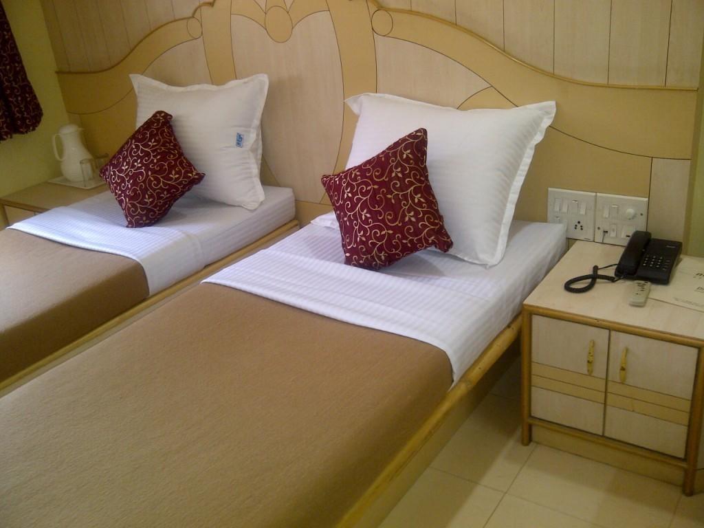 Om Sai Palace Hotel Pune Luaran gambar